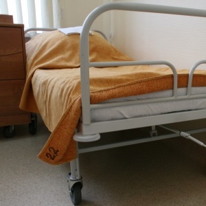 Электрогазосварщик из Бодайбинского района получил травмы на производстве. Аппаратура на предприятии взорвалась прямо во время выполнения мужчиной своих обязанностей. Пострадавшего госпитализировали. Об этом сообщили в Государственной инспекции труда по Иркутской области.