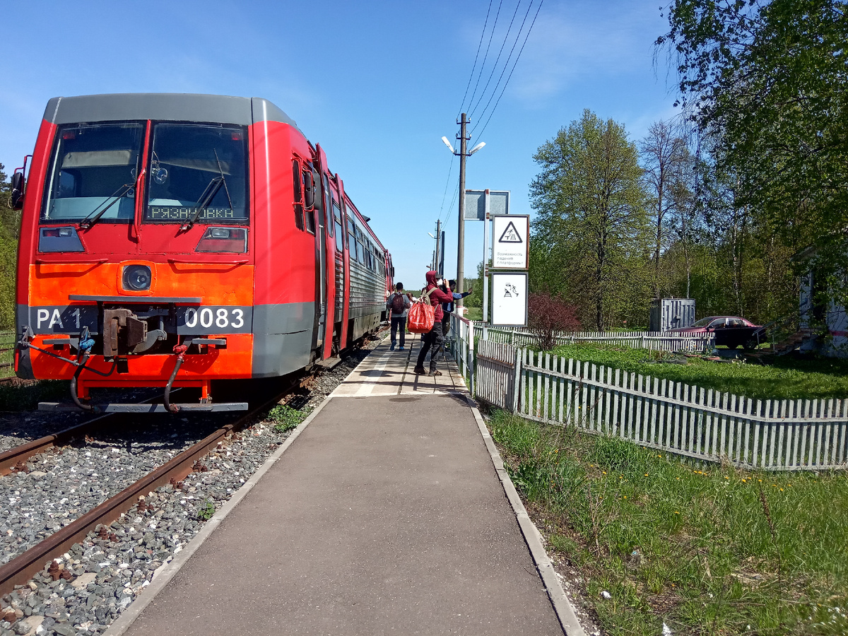 РА-1 и туристы, активно снимающие станционное зданьице. Один из ребят приехал аж из Домодедово и очень удивился, что эта апрельская поездка у меня - то ли пятая, то ли шестая по счету...