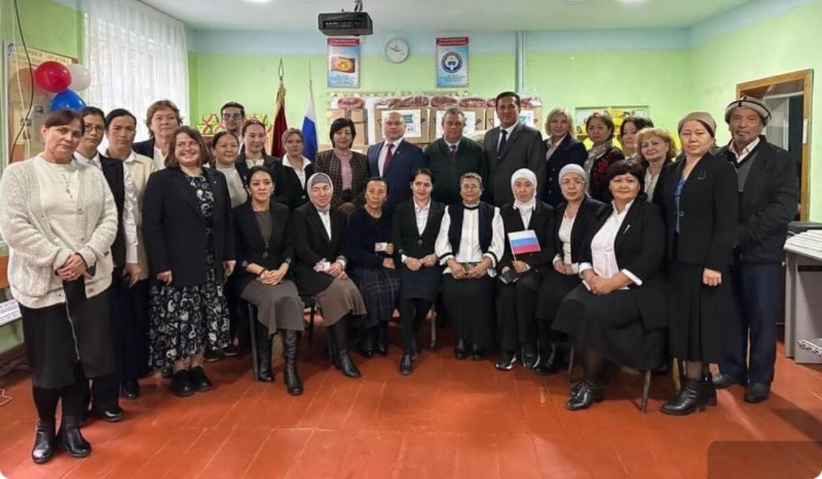     Учителя. Источник: midural.ru Автор фото: Мэрия города Кызыл-Кия