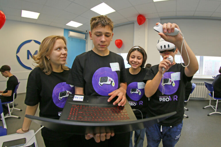    В оренбургском колледже соревнуются юные программисты со всей страны Антон Пичурин