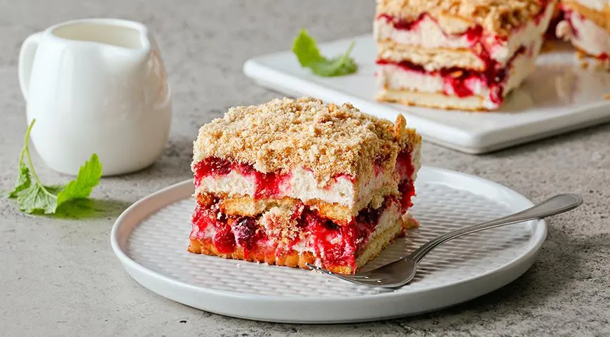 Торт без выпечки с кремом из сгущенки, творога и вишней