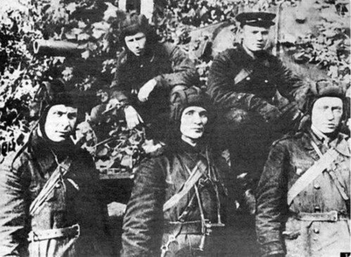 Экипаж КВ-1 З. Г. Колобанова, август 1941. Слева направо в первом ряду: Н. Никифоров, З. Колобанов, А. Усов. Вверху: П. Кисельков, Н. Родников