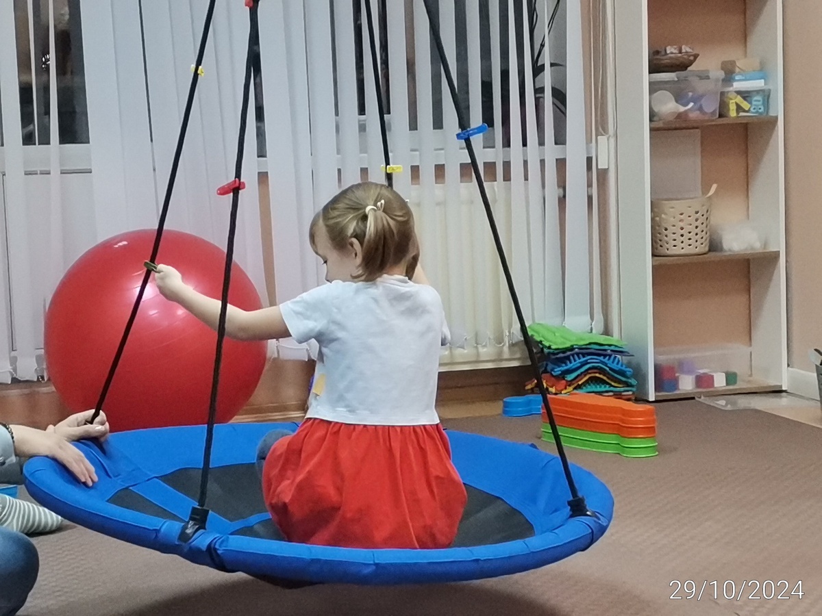 На заднем плане координационная дорожка и массажный коврик. 