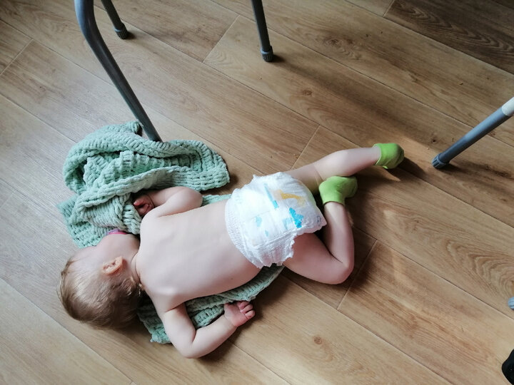 Если дочь хотела спать, то она приносила одеяло. 