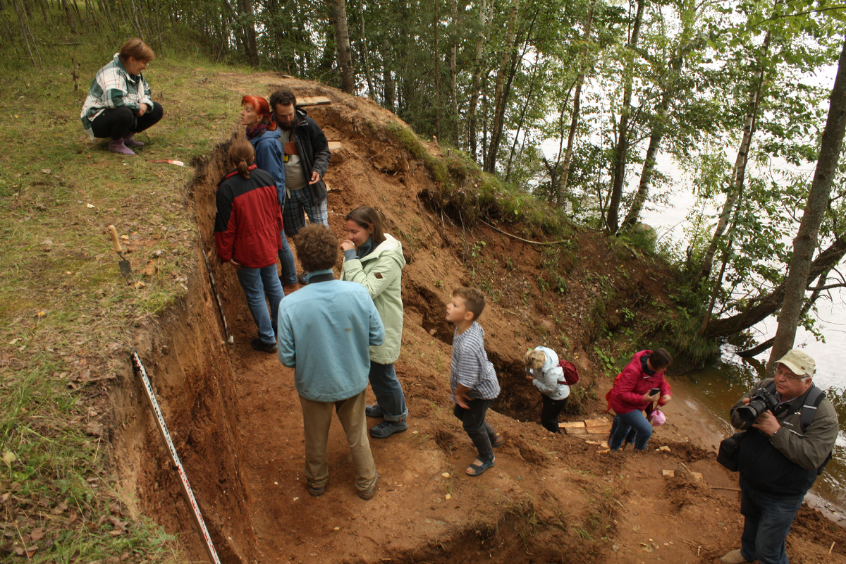 Участники Всероссийской конференции «Перегляциал-2023» осматривают береговое обнажение реки Волги. Источник: Александр Макеев