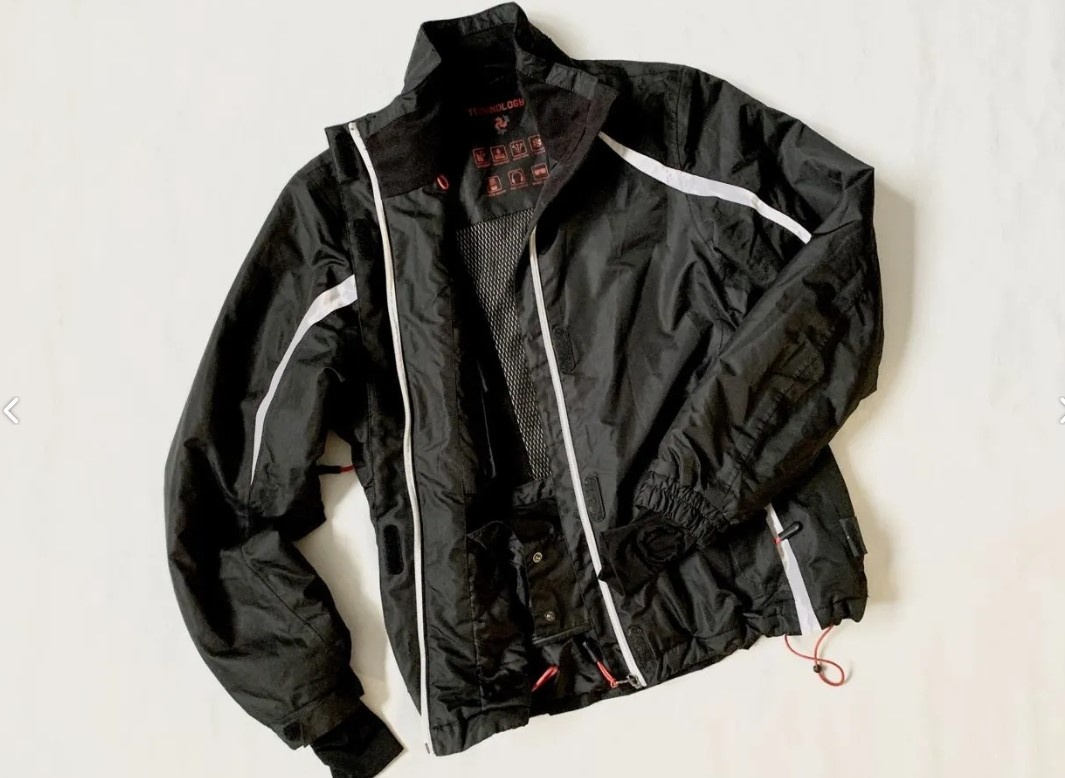 На утяжках, внутри сетка и снежная юбка, подмышки с вентиляцией, манжеты, карман для скипасса. Капюшон, жаль, утерян. 