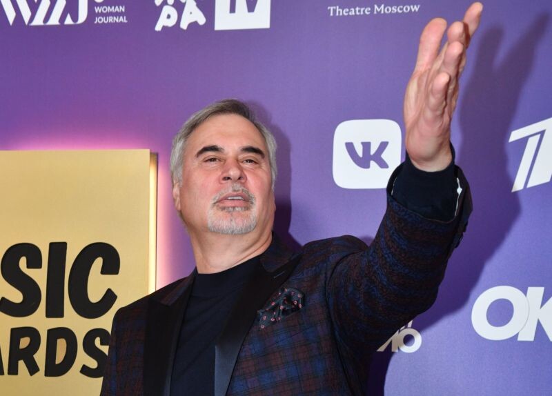    "Вот туда проходите на корпоратив, туда..." - словно приглашает зрителей Меладзе. ФОТО: Komsomolskaya Pravda/Global Look Press