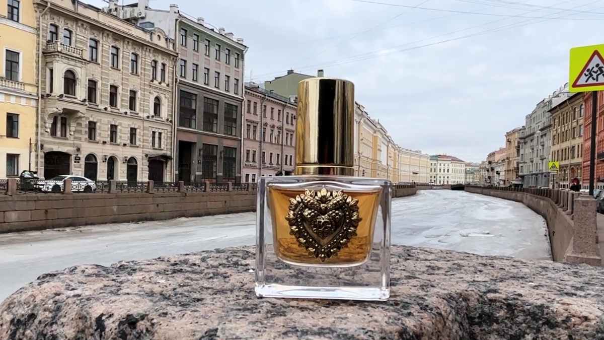 Devotion Dolce&Gabbana — это аромат для женщин, он принадлежит к группе восточные гурманские. Это новое издание: Devotion выпущен в 2023 году. Парфюмер: Olivier Cresp. Верхняя нота: Candied Lemon; средние ноты: Панна-котта, Цветок апельсина и Ром; базовая нота: Ваниль.