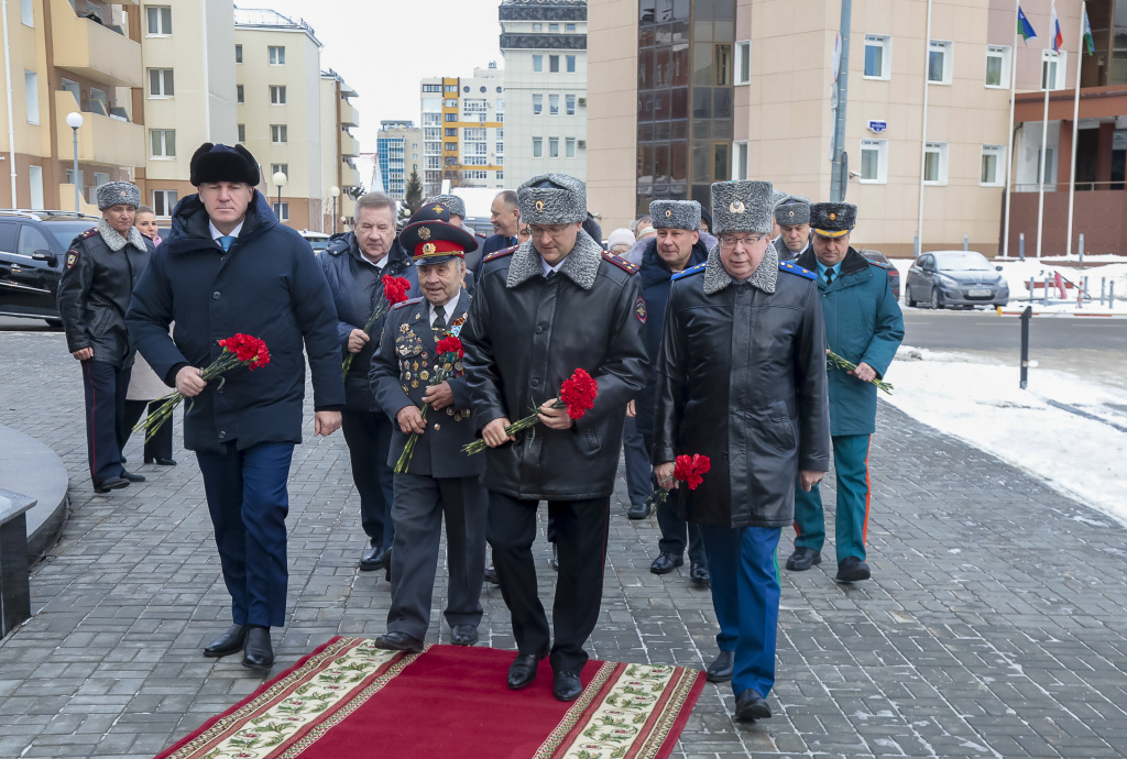    Руслан Кухарук возложил цветы к памятнику полицейским, погибшим при исполнении служебного долга