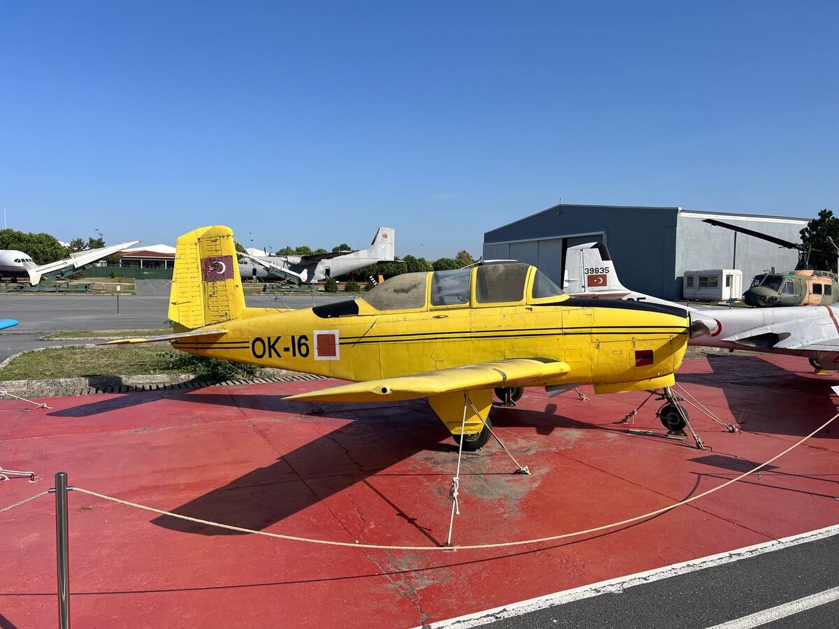 Самолёт T-34A "Mentor", бортовой номер ОК-16 (54-5216). Был поставлен на вооружение ВВС Турции 10 июня 1956 г. в рамках военной помощи. В музее с 2006 г.