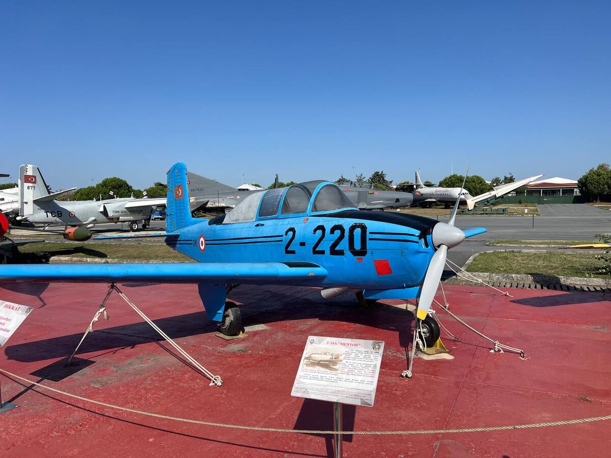 Самолёт T-34A "Mentor", бортовой номер 2-220