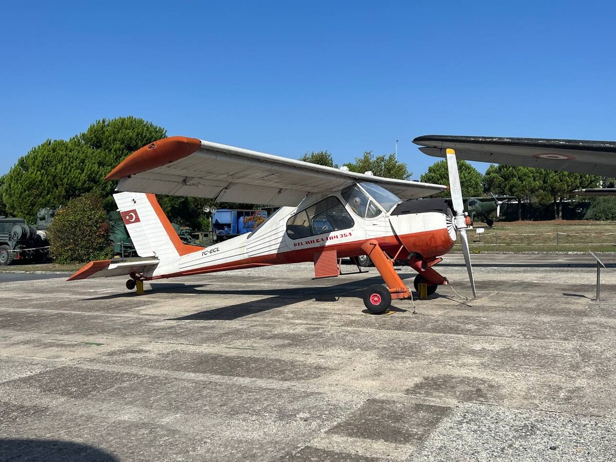 Самолёт PZL-104 "Wilga"35-A, бортовой номер TC-ECL, приобретен в Польше, передан ВВС Турции 21 мая 1981 г. Выставлен в музее с 10 ноября 2000 г.