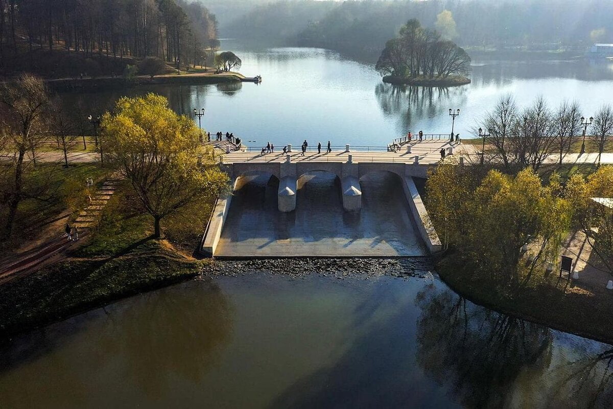    Царицынская плотина продолжает служить людям вот уже 300 лет. mos.ru