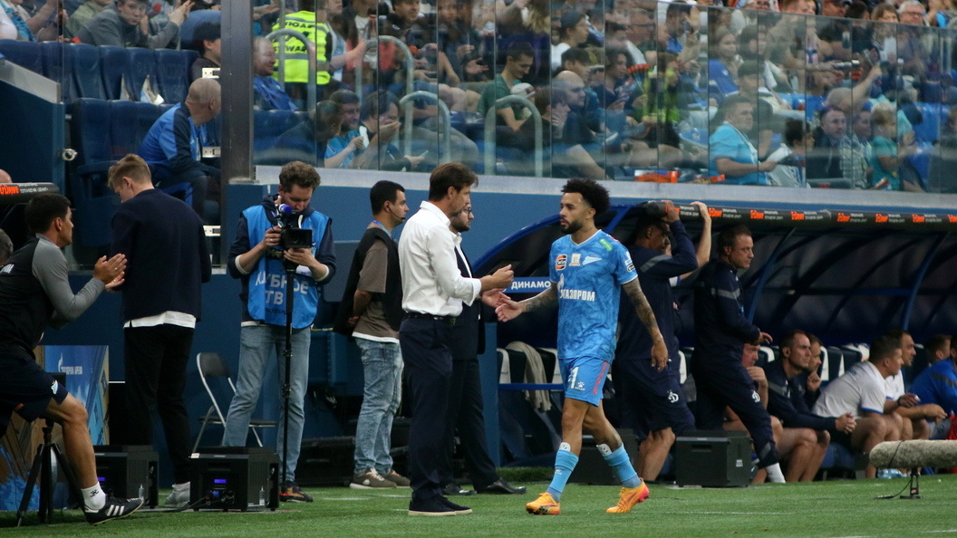    Главный тренер "Зенита" Сергей Семак (в белом) и полузащитник Клаудиньо не нашли взаимопонимания в конце игры "сине-бело-голубых" с махачкалинским "Динамо".Maksim Konstantinov / Global Look Press