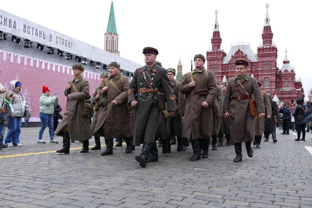 Периодически можно было видеть реконструкцию парадной колонны.