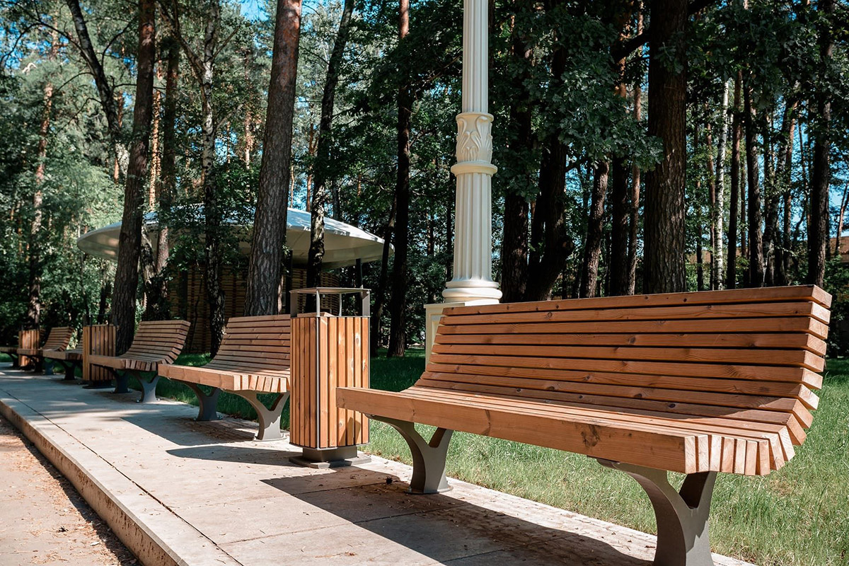 Лавочки из лиственницы в парке