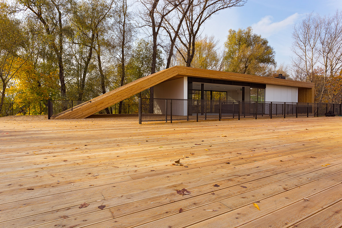 Терраса из лиственницы в парке