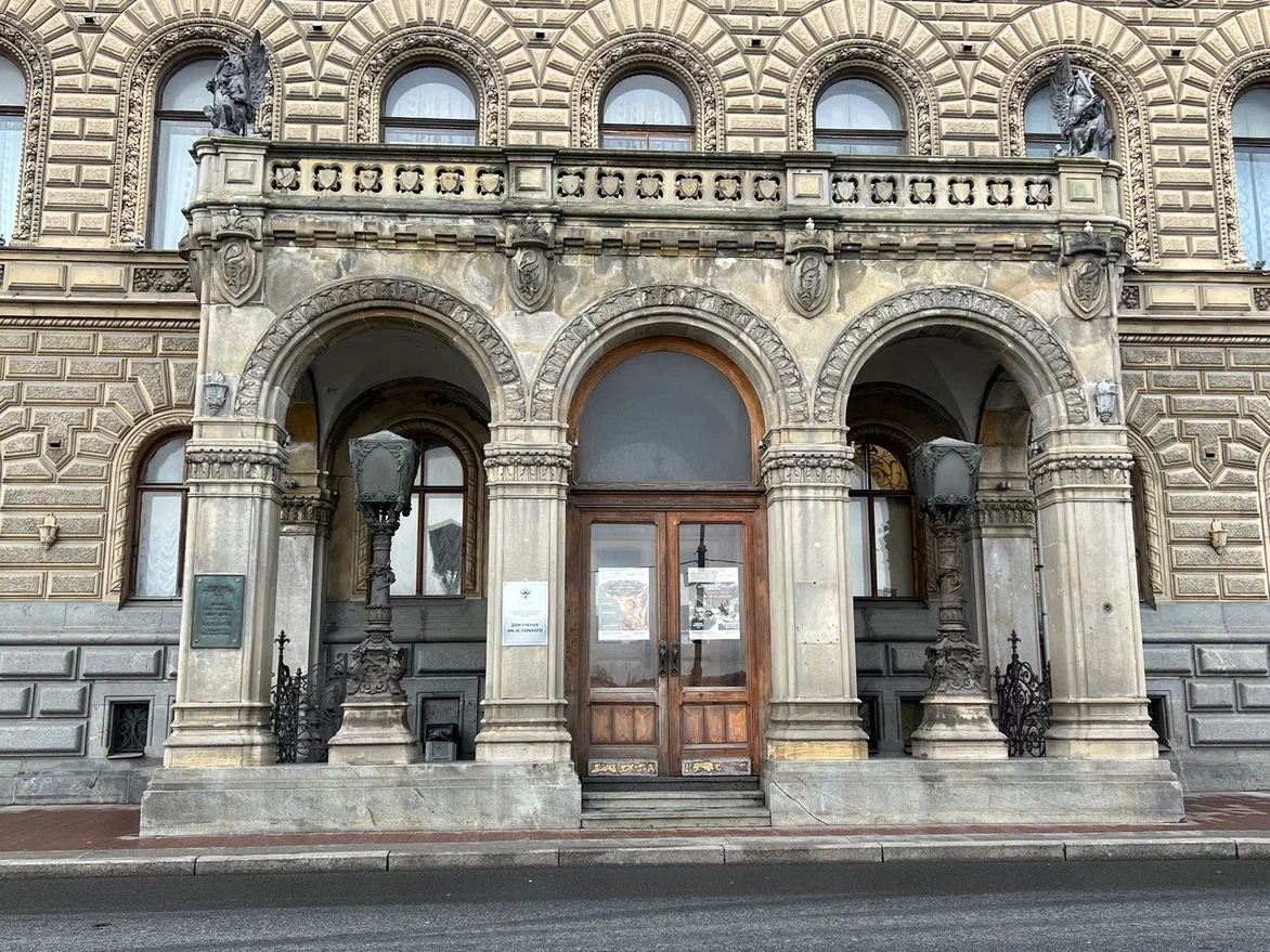 Вход во Владимирский дворец с набережной. Фото автора