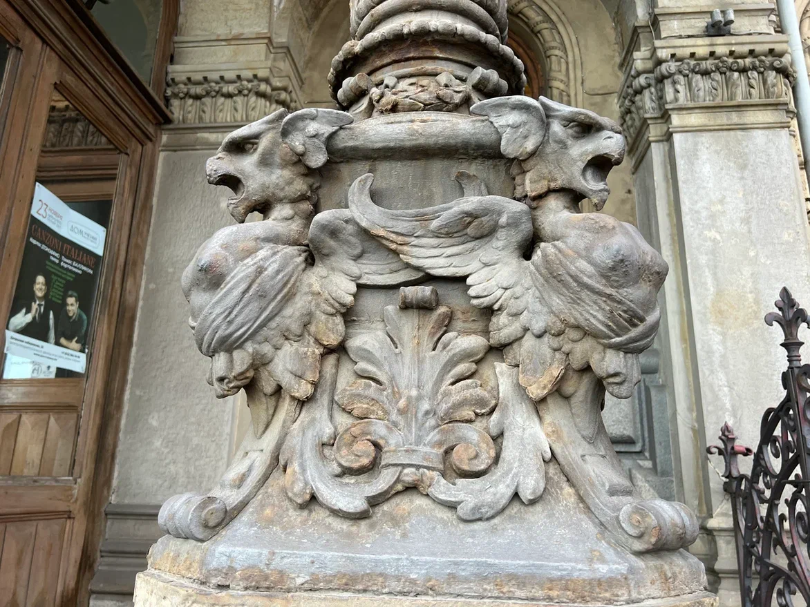 Владимирский дворец, грифоны у входа. Фото автора. Листайте галерею, чтобы увидеть больше