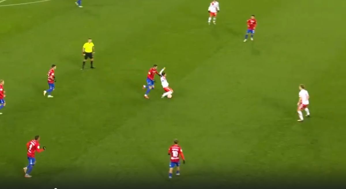 кадр из репортажа . нарушение Роша.