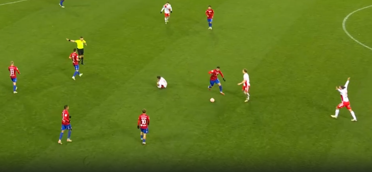 кадр из репортажа. Судья фиксирует нарушение и штрафной должны пробивать спартаковцы.