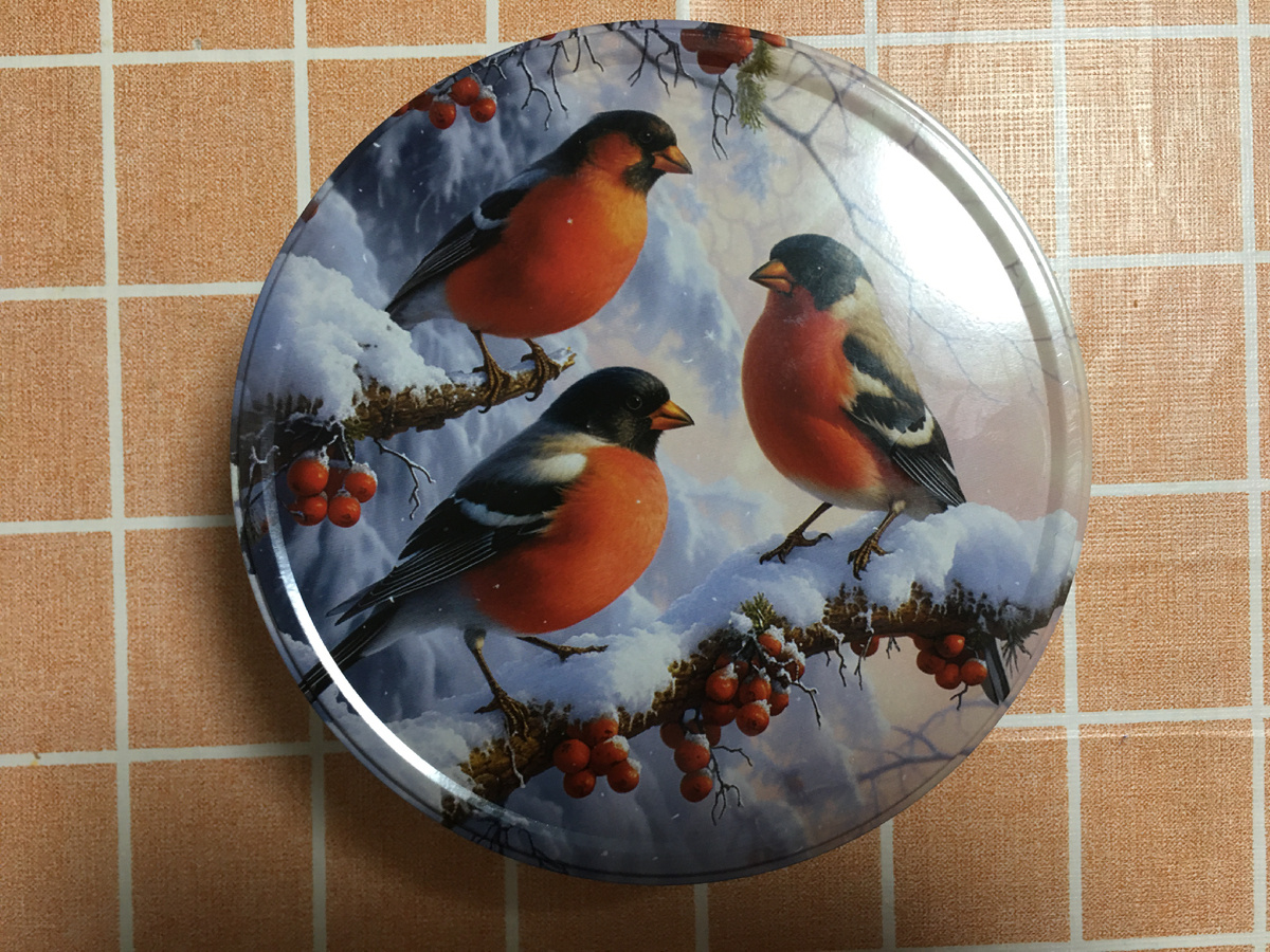 Купила ради банки. Люблю 😻 снегирей. 