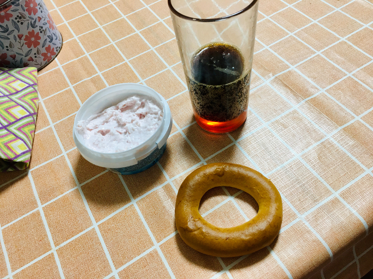 Ужин: бублик, рыбная паста, квас - рекомендую. Без готовки и мытья посуды 😅