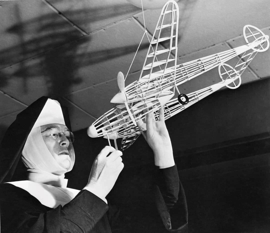 Сестра Мария с моделью P-38, прикрепленной к потолку ее аудитории в Католическом университете Висконсина. Фото из Библиотеки конгресса США, распространяется свободно