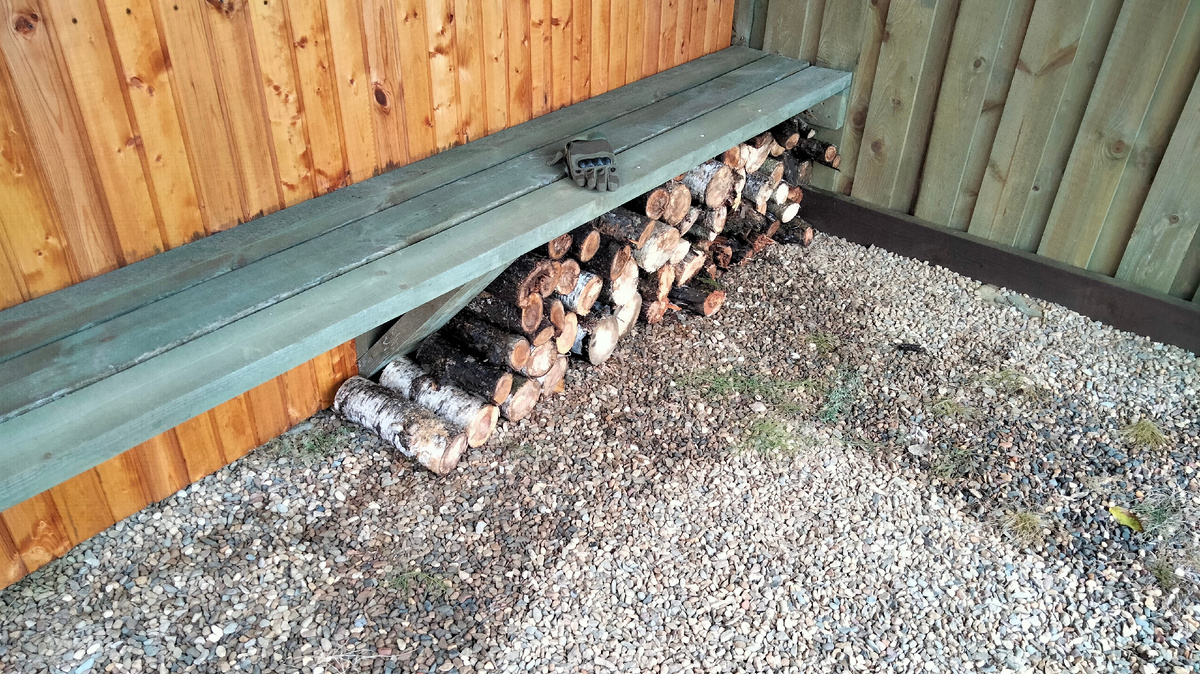 Кучка заготовленная за три часа. Да, ещё в это время успевал топить печь и один раз сходил выпить кофе.