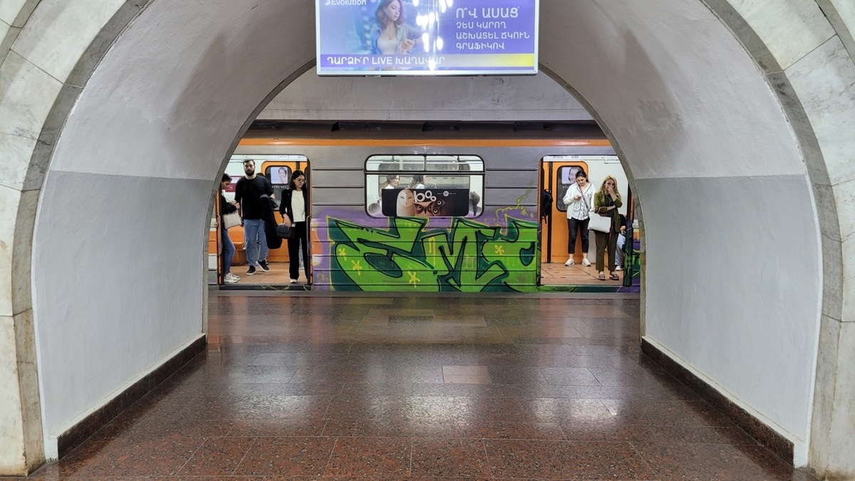 Расписанные вагоны в Ереване