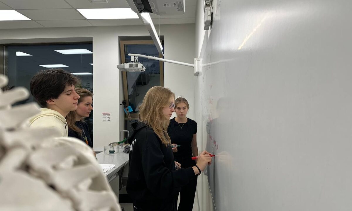 Фотография из школьного архива: как проектная команда разрабатывает устройство 