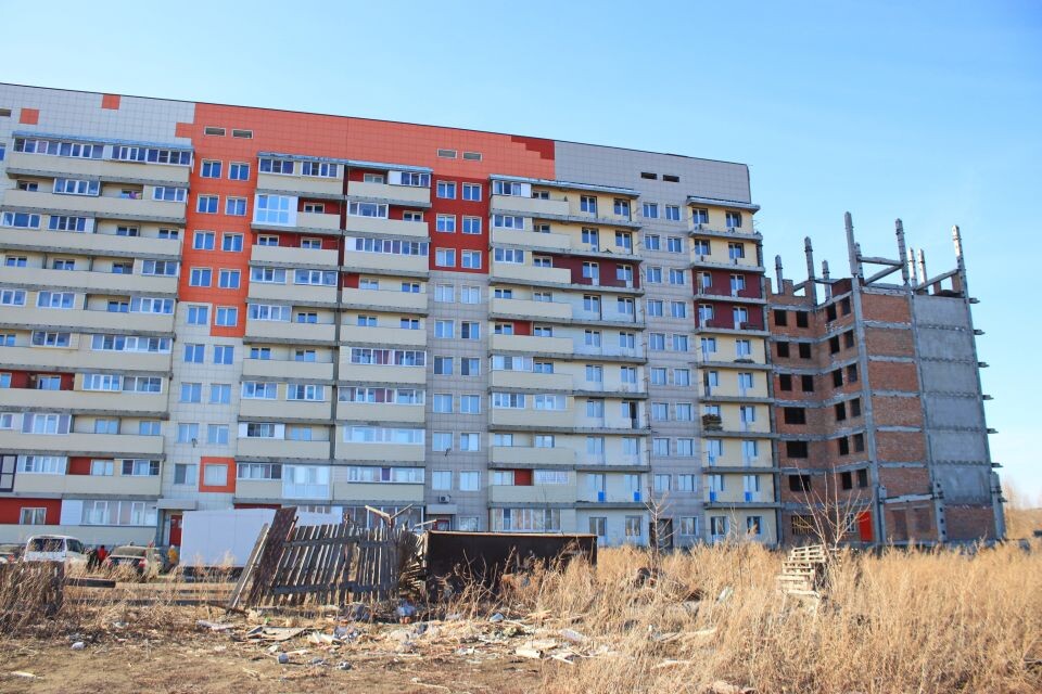    Долгострой на улице Михаила Митрофанова в Бийске. Источник: Сергей Кулыгин/"Бийский рабочий"