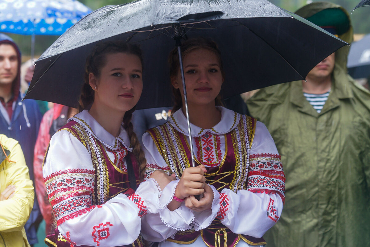 Девушки в национальных белорусских костюмах © Sputnik