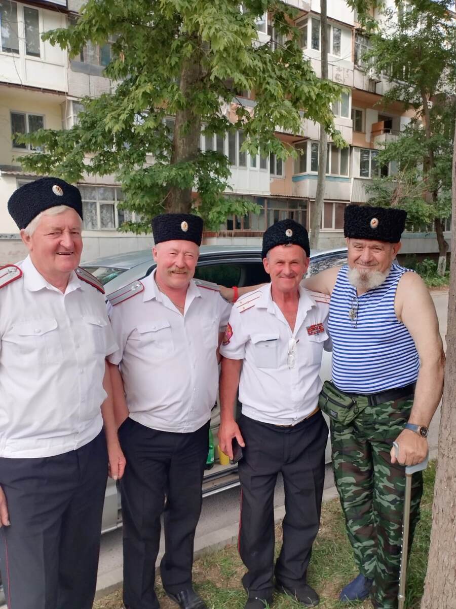 Заместитель атамана по финансовой части Николай Владимирович Засухин, начальник штаба Варениковского станичного казачьего общества Вадим Владимирович Волков, председатель совета ветеранов Афганистана Александр Иванович Кривошеев с Сергеем Николаевичем Богаревым на фоне реабилитационного центра имени Пирогова в городе Саки. Казаки навещали своего товарища и привезли гостинцы от жителей станицы.