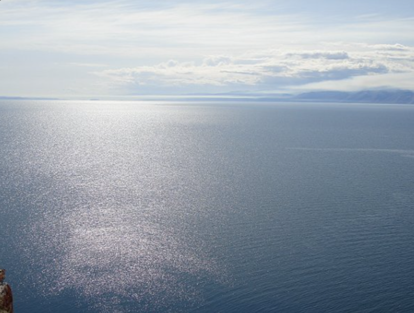 Вид с одного из холмов на Байкал. Там можно сидеть часами и просто смотреть на водную гладь