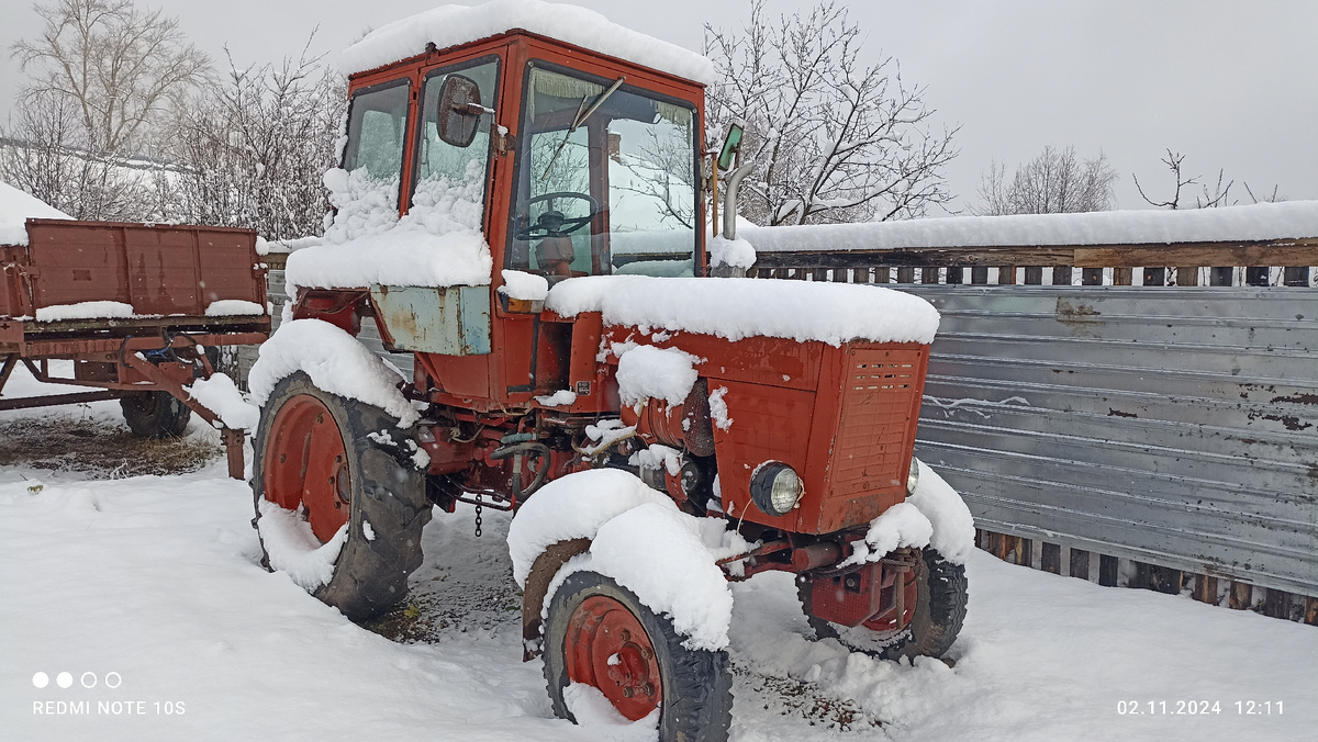 Снег на тракторе. Фото автора.