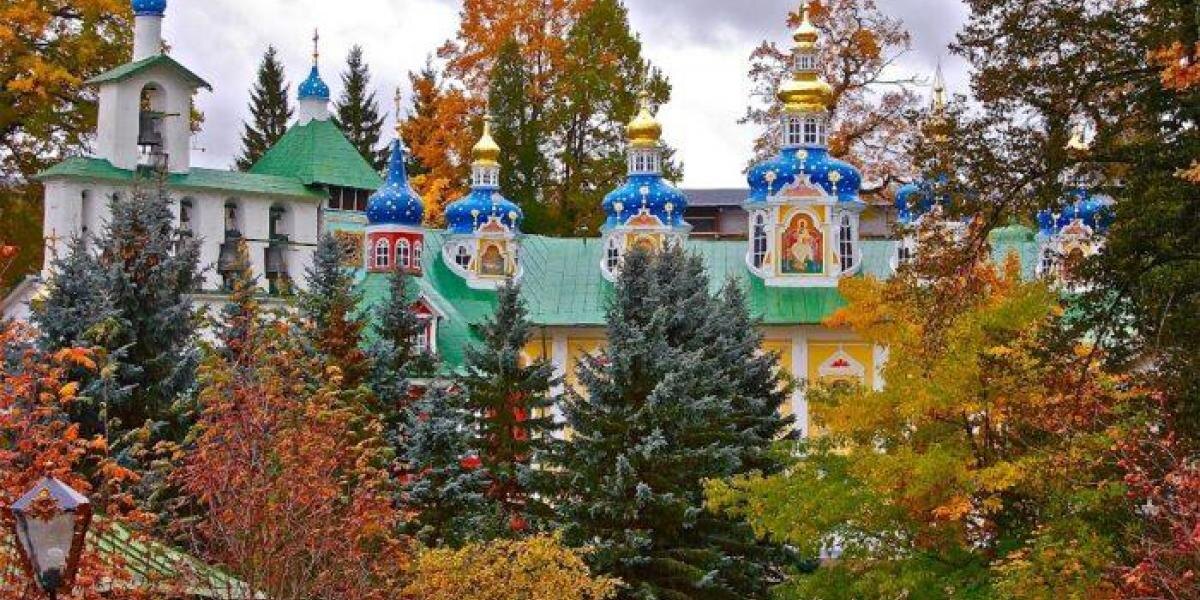 Псково-Печёрский монастырь в осеннем благолепии