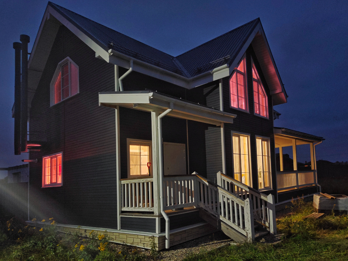 Дом, который построила я. Окна светятся разным светом, потому что везде растения и разные лампы для них