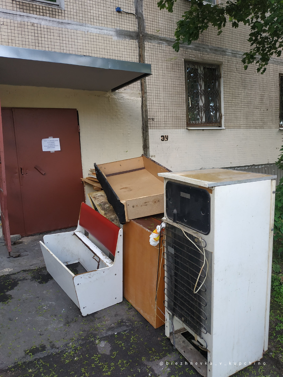 Например, так поступили новые соседи, въехавшие на второй этаж летом 2020 года. Фото моё.