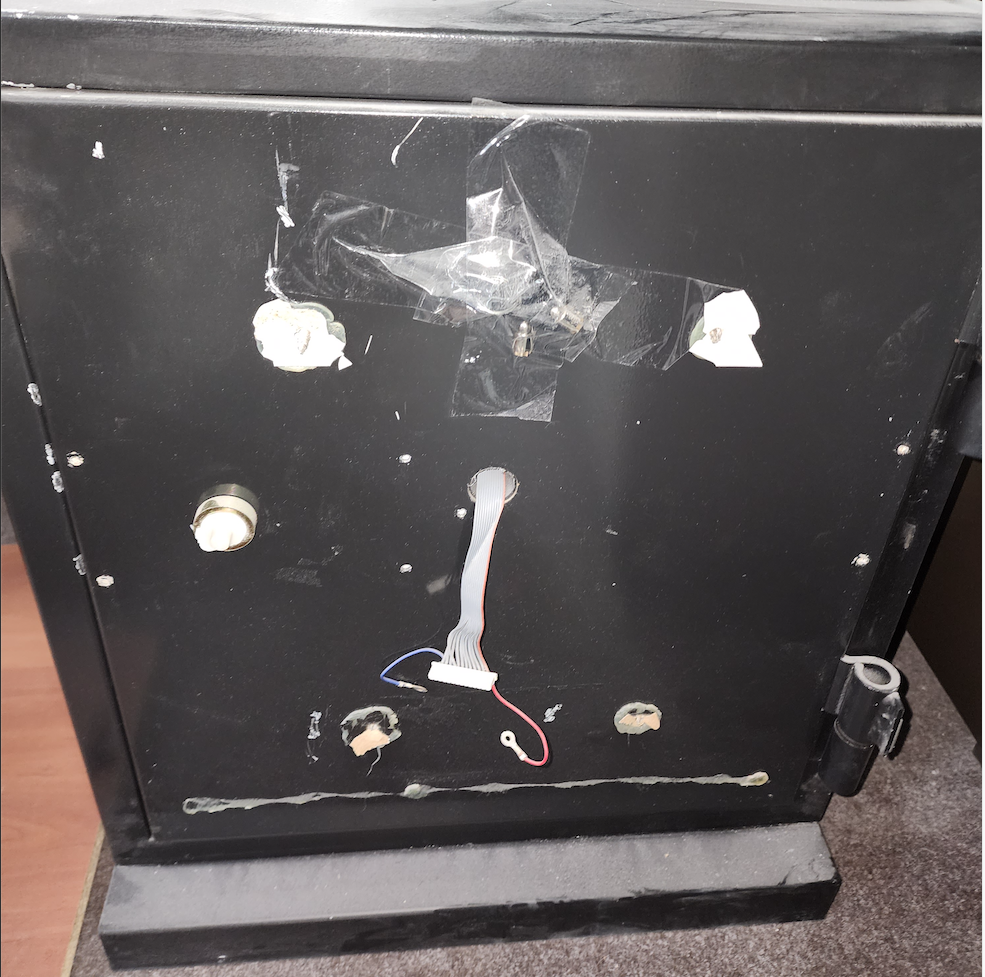 Огневзломостойкий сейф Diplomat Next 5500 после попытки взлома (класс S2) остался нетронутым, не считая ремонта двери с заменой декоративной панели и клавиатуры замка