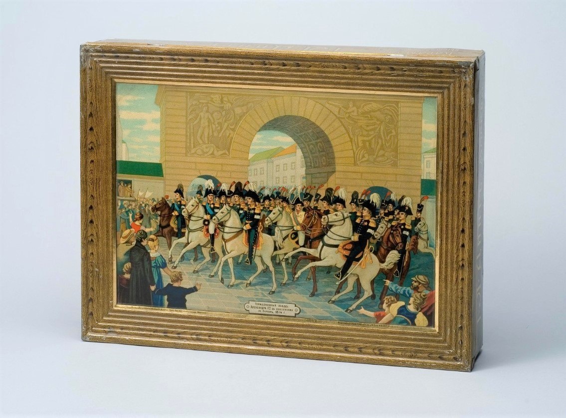 Коробка для карамели.«ПАРОВАЯ И ШОКОЛАДНАЯ КОНДИТЕРСКАЯ ФАБРИКА I. Л. ДИНГЪ МОСКВА». «ХРОМО-ЛИТОГРАФIЯ ПО ЖЕСТИ ФАБРИЧ. ТОРГ. ТОВ. Н. С. РАСТЕРЯЕВЪ МОСКВА» 1912 г.