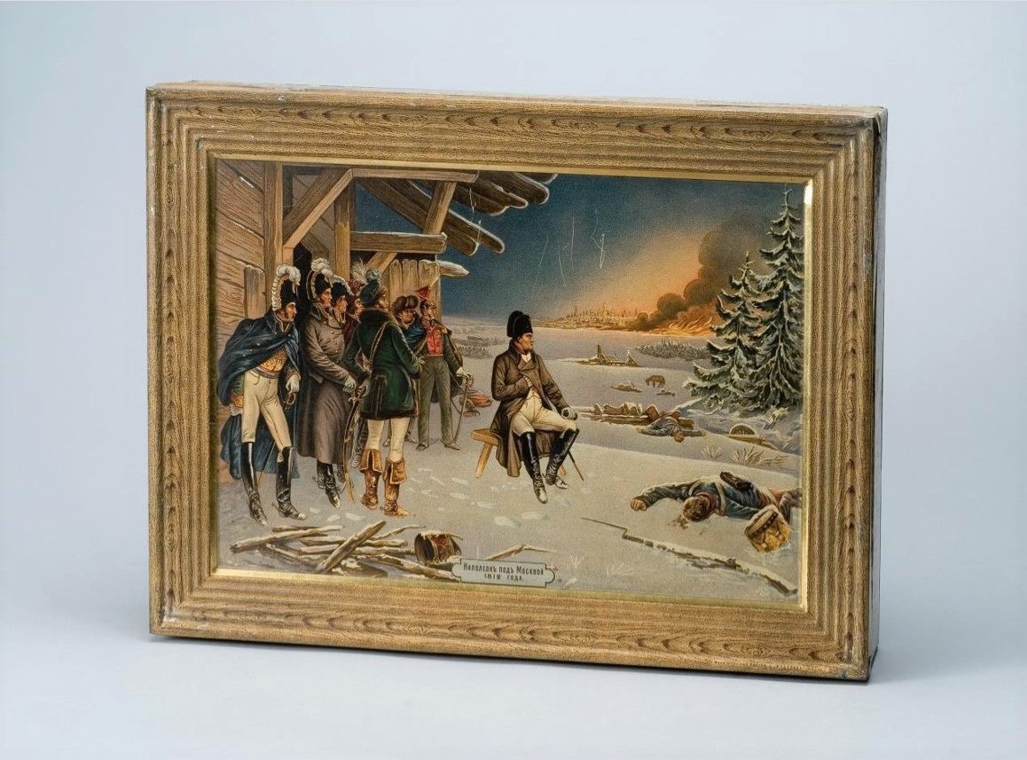 Коробка «КАРАМЕЛЬ ВЫСШЕГО КАЧЕСТВА I. Л. ДИНГЪ МОСКВА». «ХРОМО-ЛИТОГРАФIЯ ПО ЖЕСТИ ФАБРИЧ. ТОРГ. ТОВ. Н. С. РАСТЕРЯЕВЪ МОСКВА» 1912 г.