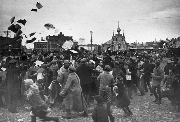 Агитаторы разбрасывают листовки у Дома Советов. Вязьма, 1917 год