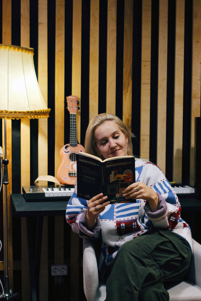 Делаю вид, что читаю книгу для музыкантов от ИМИ. На самом деле, мне не надо делать вид, ведь я ее уже прочитала несколько раз