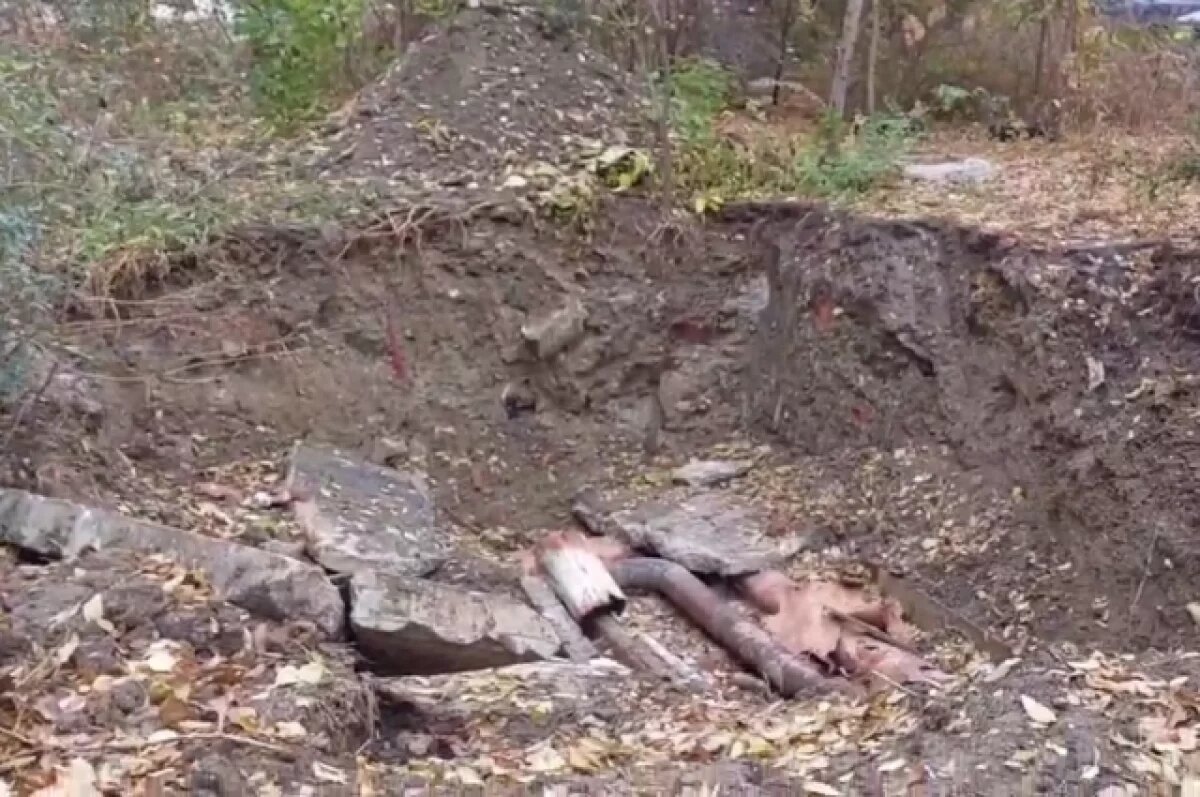    Опасный коммунальный провал сняли на видео жители центра Волгограда