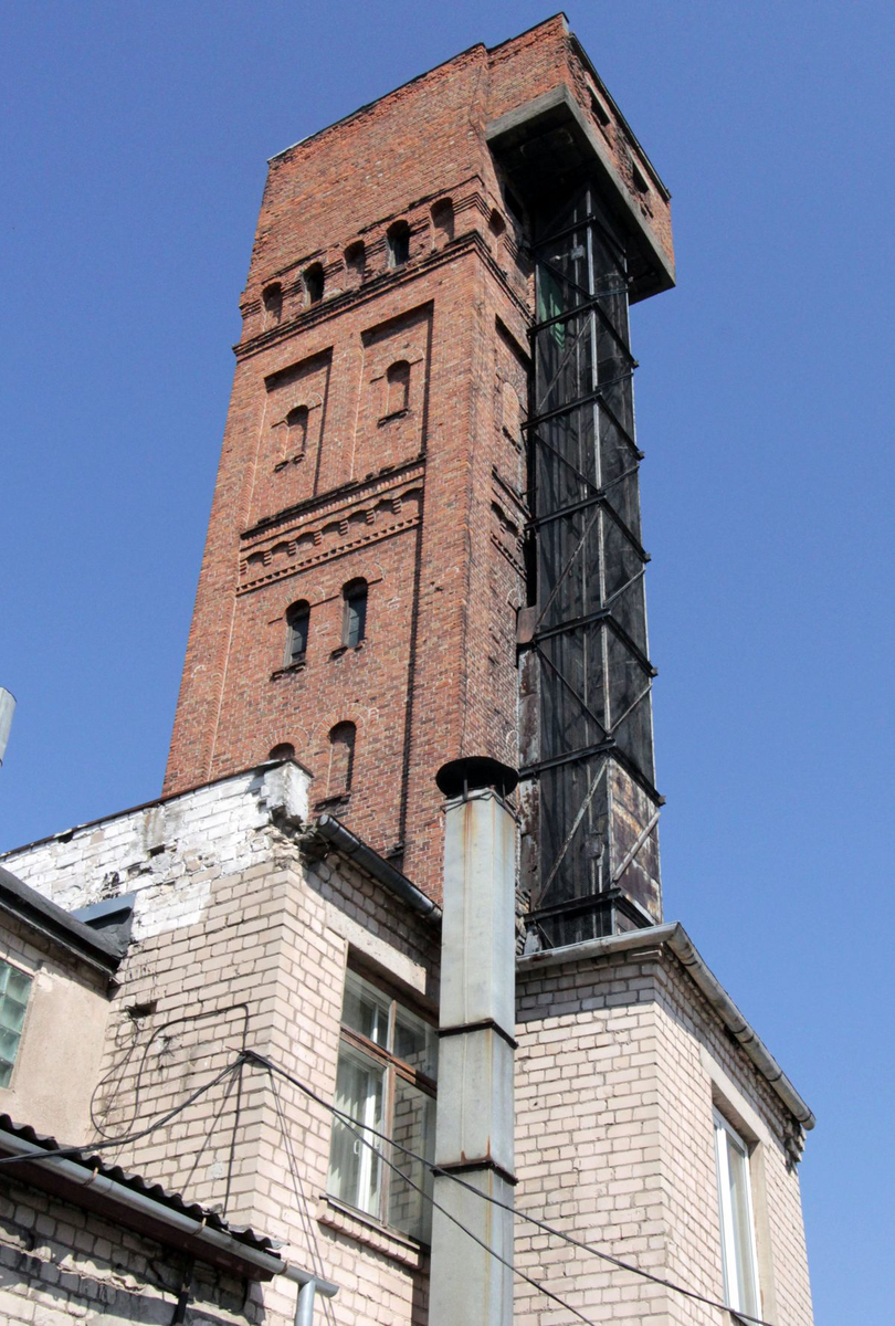 Дробовая башня в Даугавпилсе. Построена в 1911 году, высота башни-28 метров, для увеличения высоты полета дроби на дне башни был вырыт колодец глубиной 20 метров.