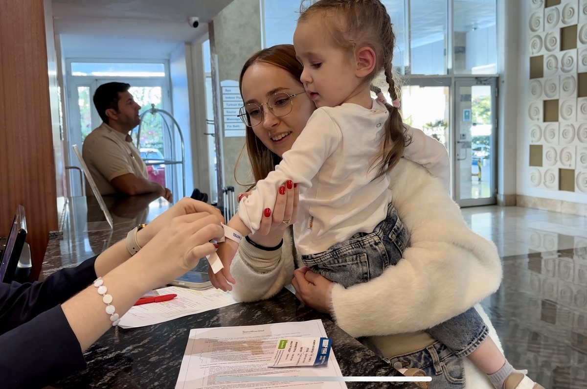 Еве тоже надели браслет олинклюзива