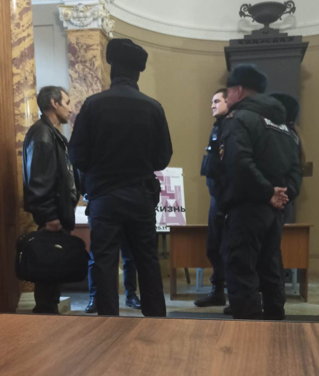 Перед мероприятием в Доме журналиста. Фото из группы Вконтакте "Мусорный полигон в истоках Петергофских фонтанов"