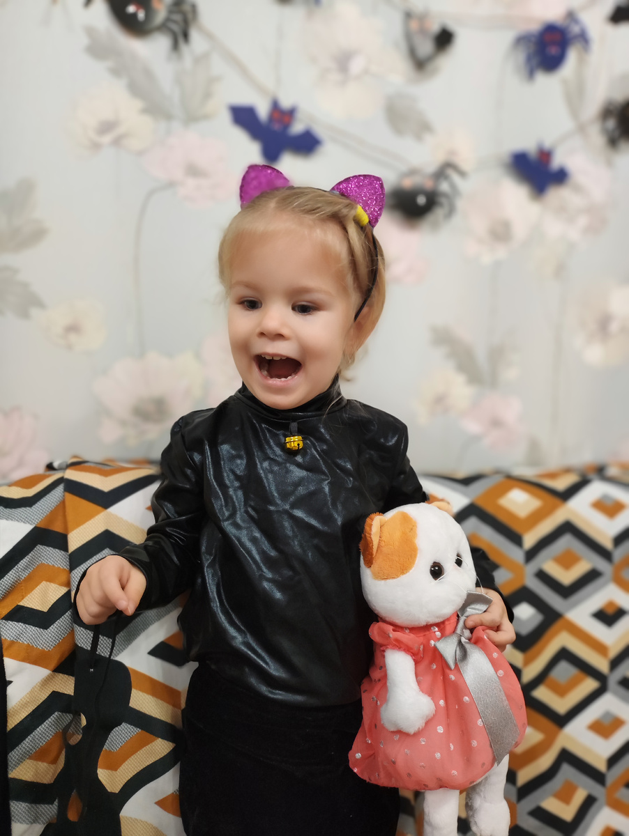 Костюм кошки. Злате он тоже нравился. 