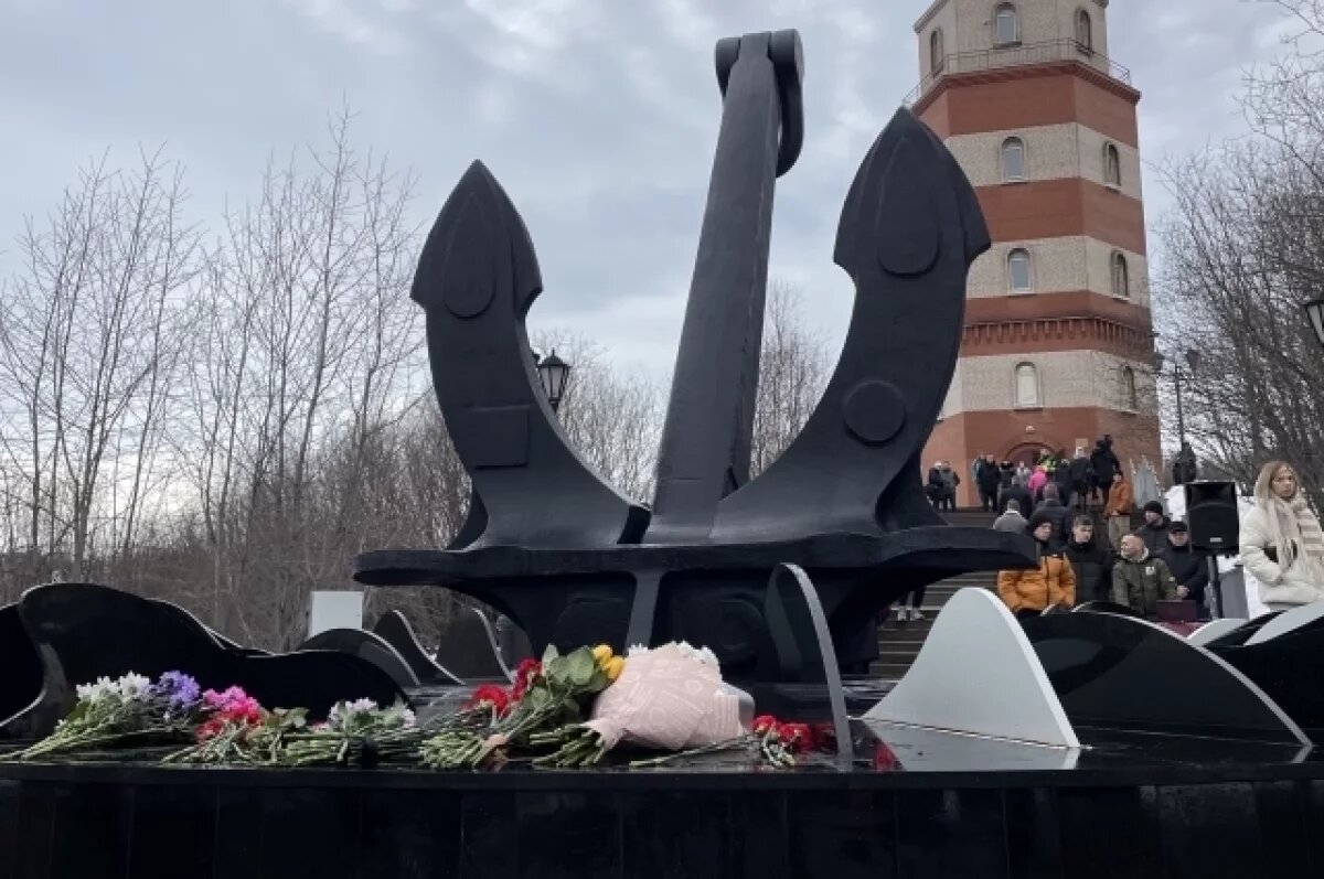    Якорь окружают шесть металлических и 24 гранитных волны, символизирующие темные воды северных морей.